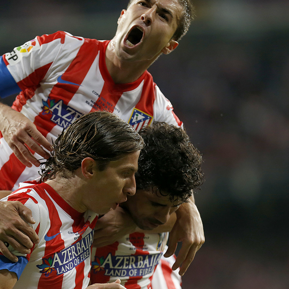 Temporada 12/13. Final Copa del Rey 2012-13. Real Madrid - Atlético de Madrid. Filipe y Gabi celebran el gol con Diego Costa